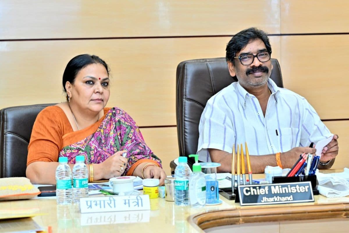 पंचायतों को सशक्त कर अंतिम व्यक्ति तक पहुंचाएं लाभ, CM हेमंत सोरेन ने अफसरों की लगाई क्लास