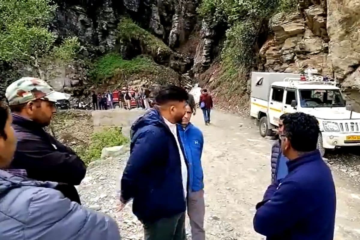 हिमाचल प्रदेश: 500 मीटर गहरी खाई में गिरी टैक्सी, 8 की मौत; दूसरे दिन भी शवों को निकालने का अभियान जारी