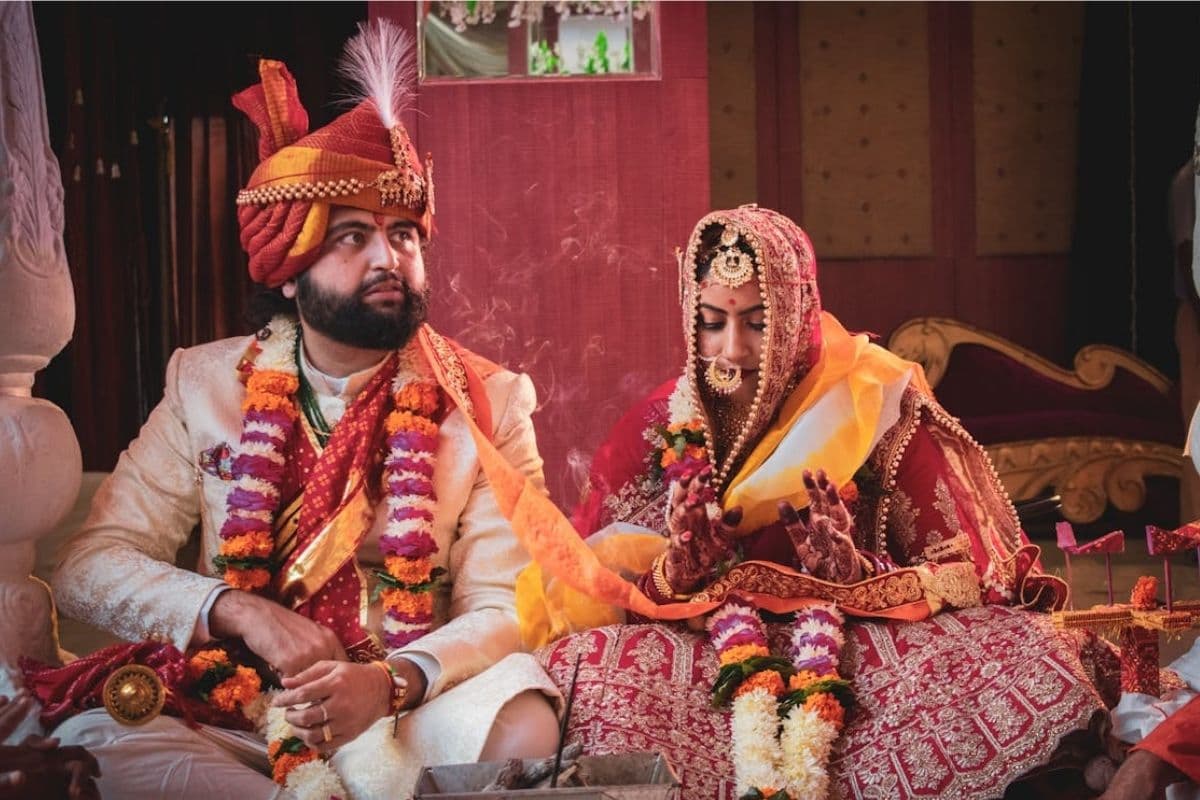पत्नी को क्यों दिया जाता है पति का बायां स्थान? जानें स्वर विज्ञान और भारतीय परंपरा का रहस्य