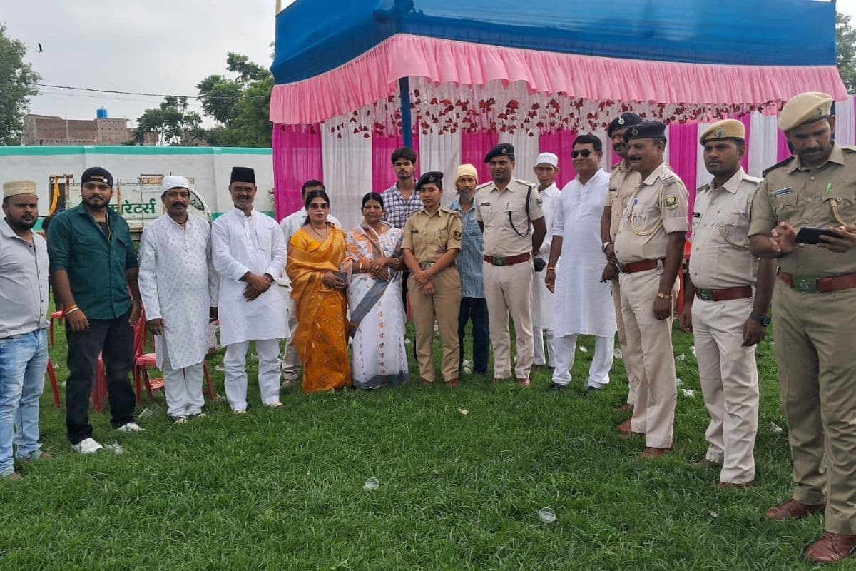 रेल नगरी जमालपुर में अकीदत के साथ अदा हुई बकरीद की नमाज, गले मिलकर दिया भाईचारे का संदेश