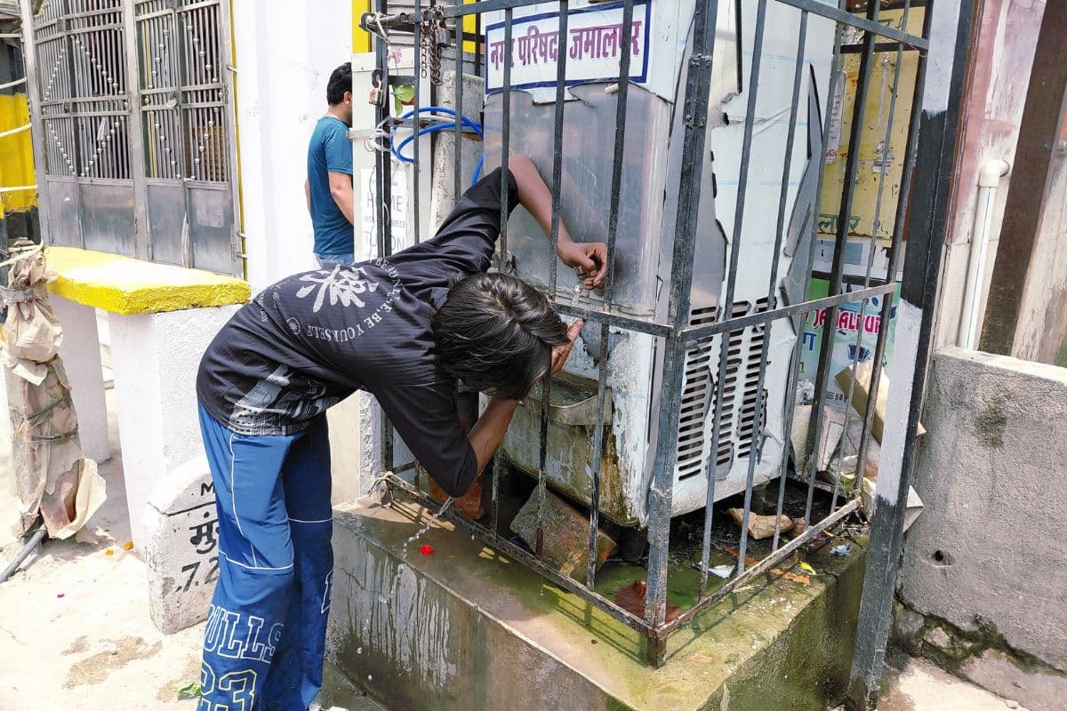मुंगेर में भीषण गर्मी में शोपीस बना प्याऊ का वाटर कूलर,नहीं मिल रहा ठंडा पानी