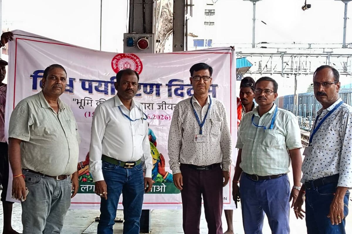 जमालपुर में प्लेटफार्म नंबर-2 और 3 पर चला विशेष सफाई अभियान, अधिकारियों ने खुद उठाई झाड़ू