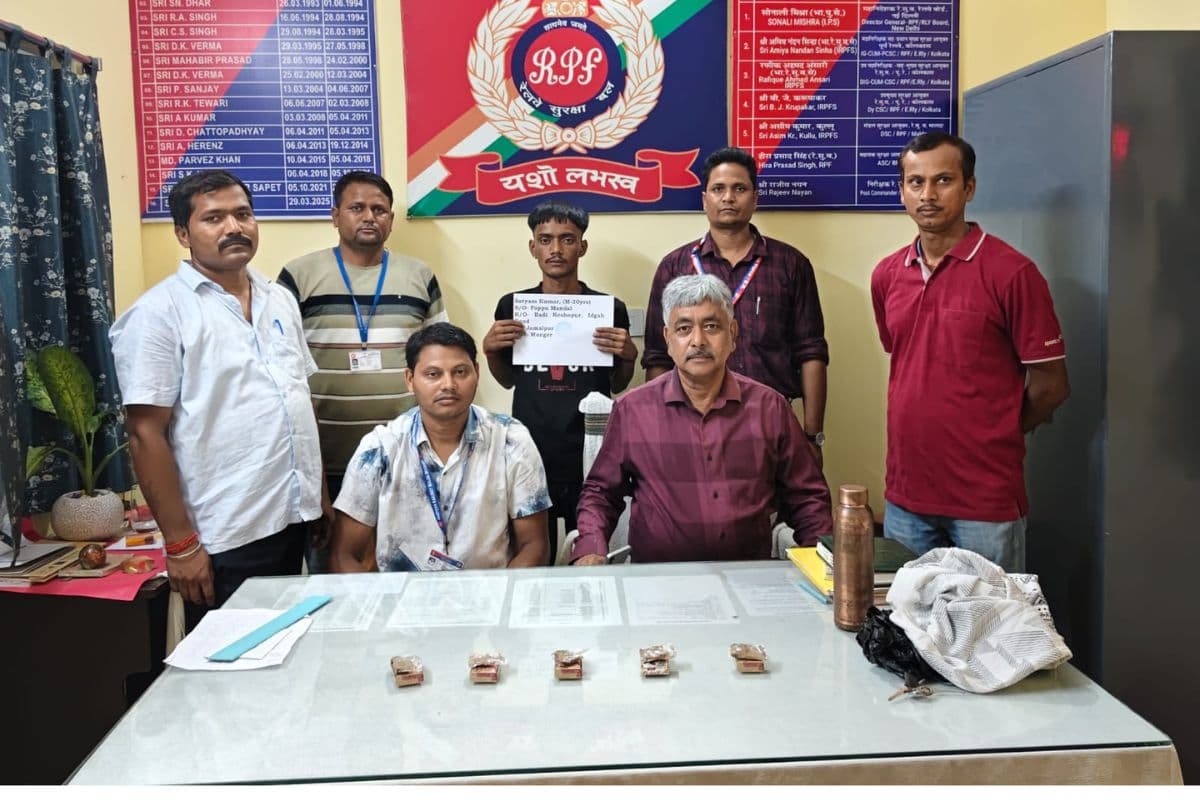 मुंगेर के जमालपुर रेलवे स्टेशन पर स्मैक के साथ 20 वर्षीय युवक गिरफ्तार, RPF और CIB की बड़ी कार्रवाई