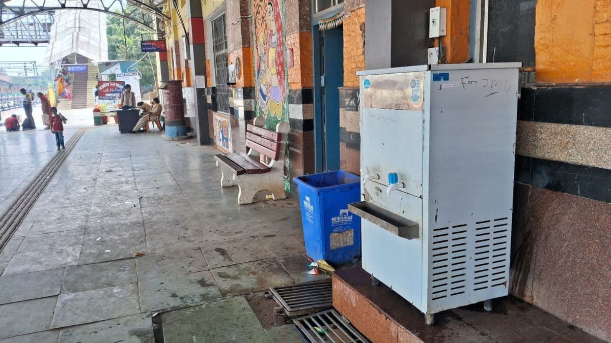 जमालपुर में भीषण गर्मी में यात्रियों को नहीं मिल रहा ठंडा पानी, वाटर कूलर बना शोपीस