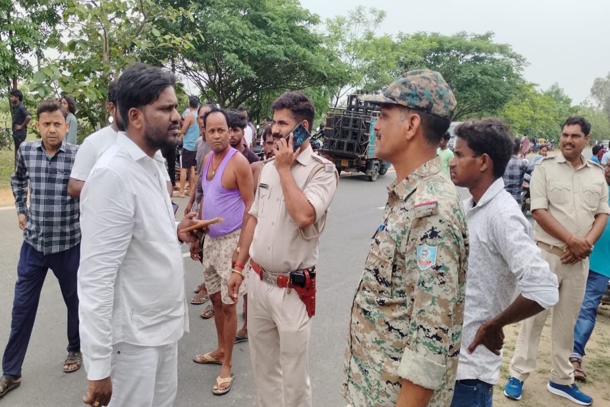 अवैध बालू लदे ट्रैक्टर ने बाइक को रौंदा, एक की मौत; गुस्साए ग्रामीणों ने हाईवे किया जाम