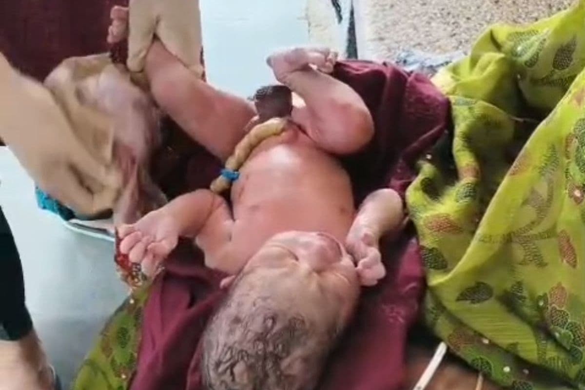 जमुई स्टेशन पर गूंजी नवजात की किलकारी, महिला यात्रियों और रेलकर्मियों ने दिखाई इंसानियत