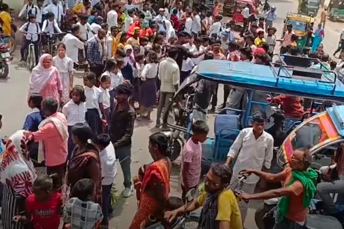 जमुई में दूर के स्कूल में टैगिंग से भड़के छात्र, खैरा हाई स्कूल चौक पर सड़क जाम