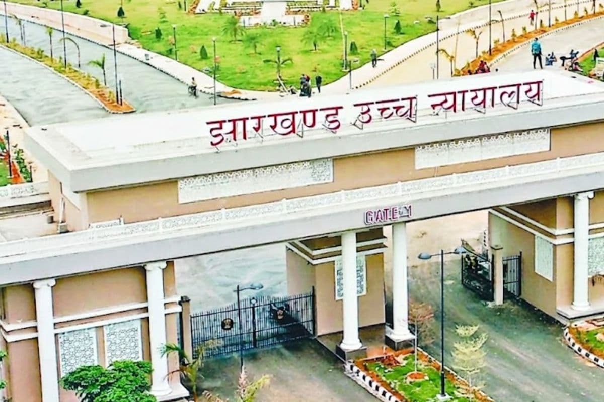 झारखंड सरकार को हाईकोर्ट का झटका, सचिवालय सहायकों की तर्ज पर शिक्षकों के भी सुधरेंगे वेतन
