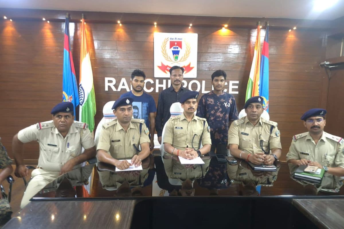 झारखंड में बड़ी सफलता: 5 लाख के इनामी और 'झांगुर ग्रुप' का सरगना रामदेव उरांव ने दो साथियों संग किया सरेंडर