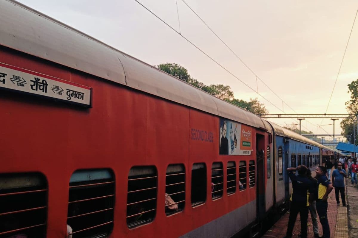 रांची के टाटीसिलवे और नामकुम स्टेशनों पर खड़ी रहीं ट्रेनें, अनगड़ा में प्राकृतिक आपदा के बाद रेल यातायात ठप