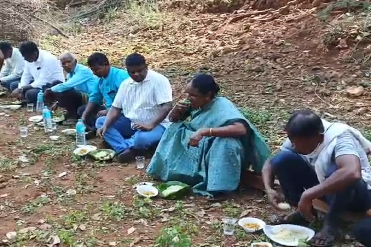 सांसद जोबा माझी और विधायक जगत माझी ने जीता ग्रामीणों का दिल, जमीन पर बैठकर किया भोजन