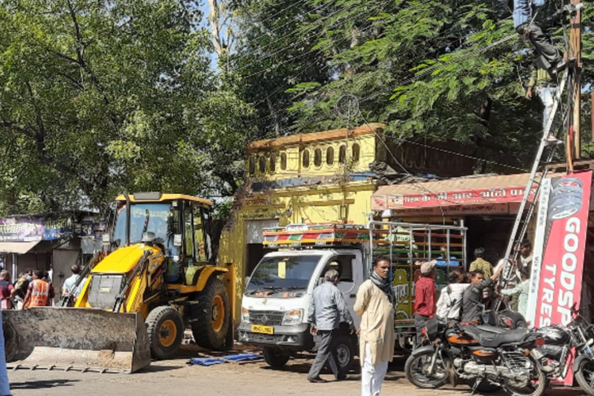 भभुआ नगर पर्षद का महा अभियान: अतिक्रमणकारियों पर चला प्रशासन का डंडा, दो दर्जन दुकानदारों पर लगा जुर्माना