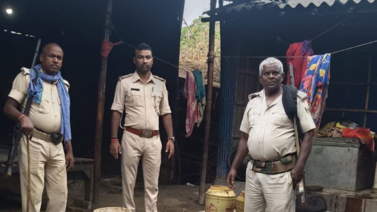 कटिहार मे धनगर बस्ती में शराब भट्टी पर बड़ी कार्रवाई, 1000 लीटर अर्धनिर्मित शराब नष्ट