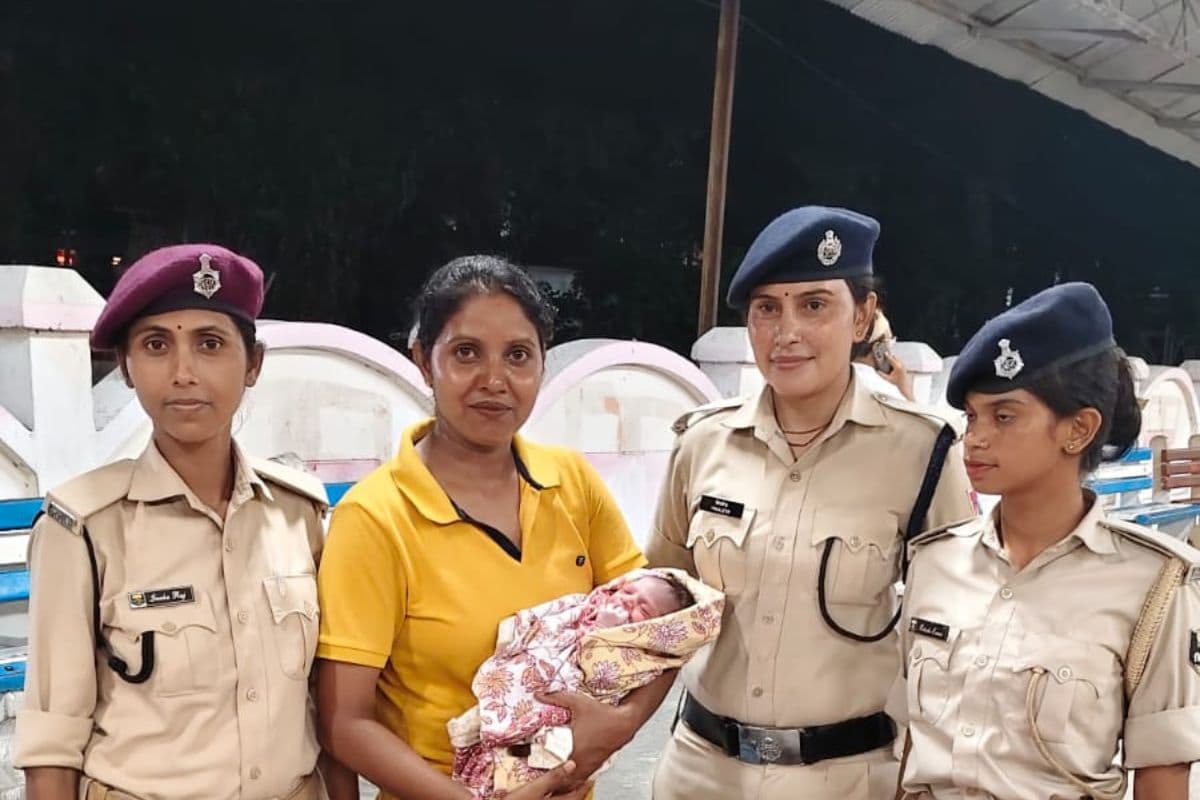 कटिहार में चलती ट्रेन में महिला को उठा प्रसव दर्द, RPF जवानों ने कराई सुरक्षित डिलीवरी