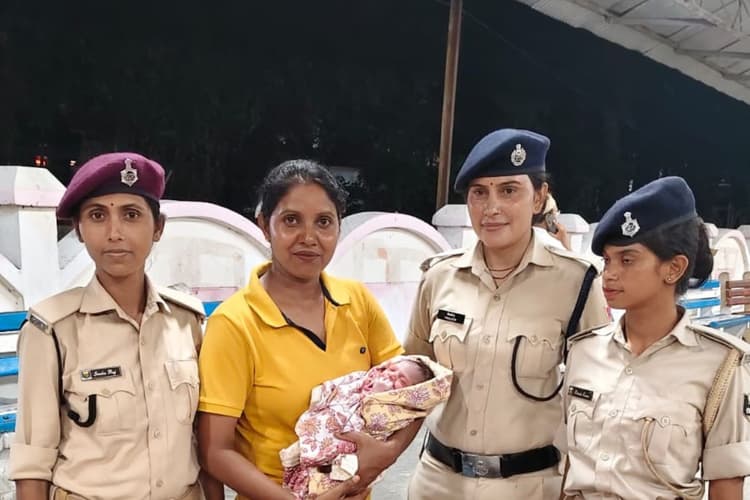 कटिहार में चलती ट्रेन में महिला को उठा प्रसव दर्द, RPF जवानों ने कराई सुरक्षित डिलीवरी