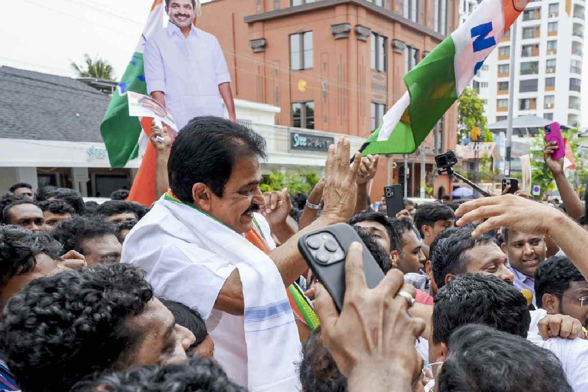 केरल में CM की रेस सड़क से सोशल मीडिया तक गरमाई, वेणुगोपाल के बैनर पर डाला गया ग्रीस ऑयल