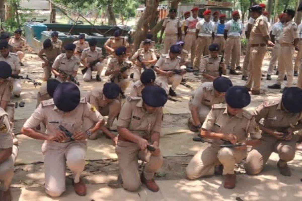 खगड़िया में महिला पुलिसकर्मियों की वर्दी और हथियार संचालन कौशल की हुई जांच