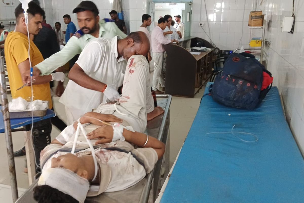 खगड़िया में NH-31 पर ऑटो ने ट्रैक्टर में मारी टक्कर, एक की मौत, तीन घायल
