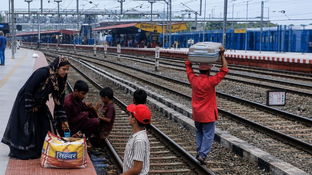 किशनगंज में शॉर्टकट के चक्कर में पटरी पार कर रहे यात्री, स्टेशन पर हर पल हादसे का खतरा