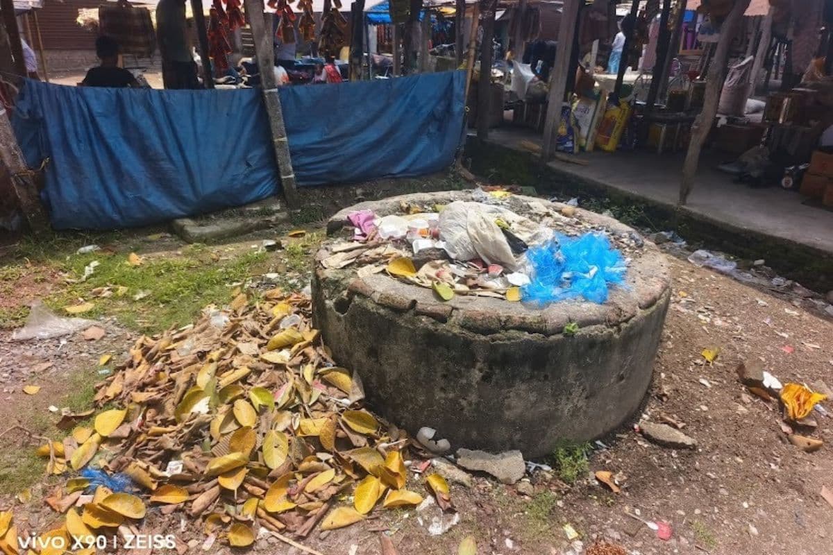 किशनगंज में संरक्षण की बातें कागजों में, लेकिन कूड़ेदान बना ठाकुरगंज बाजार का पुराना कुआं