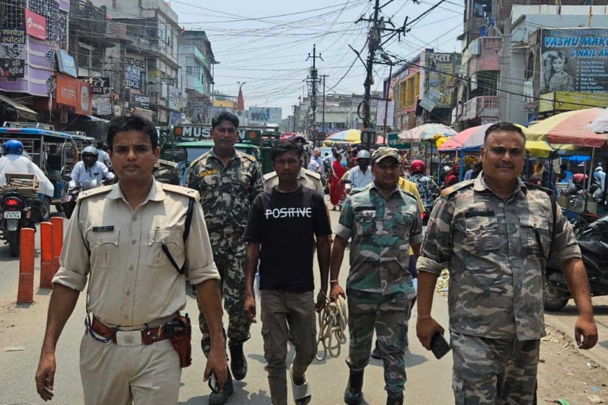 कोडरमा में बीच सड़क पर आरोपी का 'पैदल मार्च', ऑमलेट नहीं बनाया तो विधवा का फूंक दिया था ढाबा