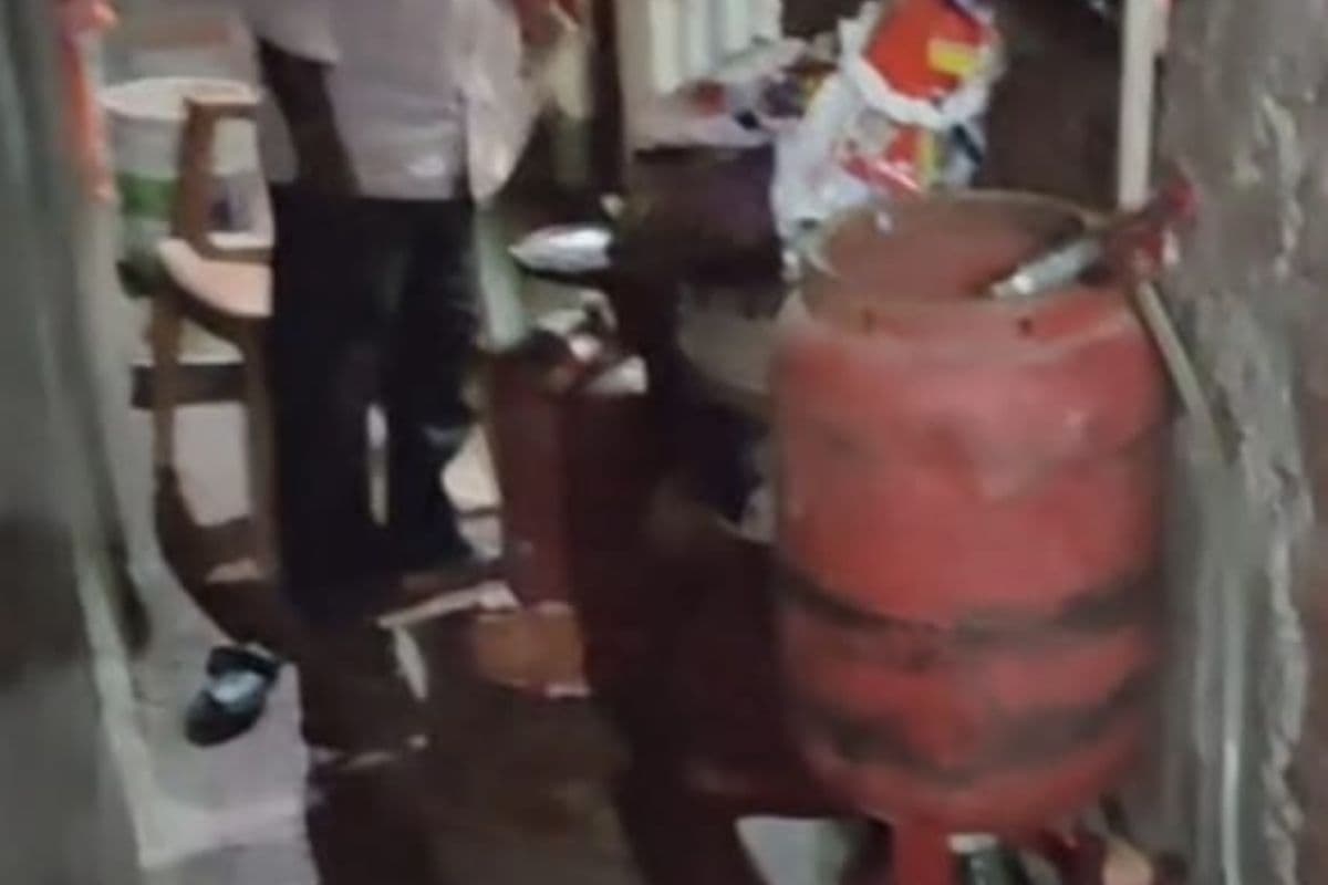 कोडरमा में अवैध गैस रिफिलिंग के दौरान जोरदार ब्लास्ट, संचालक सहित 4 लोग झुलसे