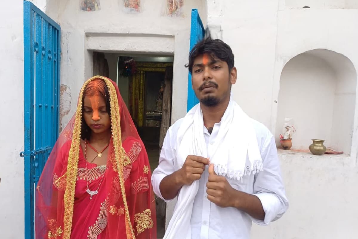 रात के अंधेरे में प्रेमिका से मिलना प्रेमी को पड़ गया भारी, ग्रामीणों ने पकड़ के करा दी शादी