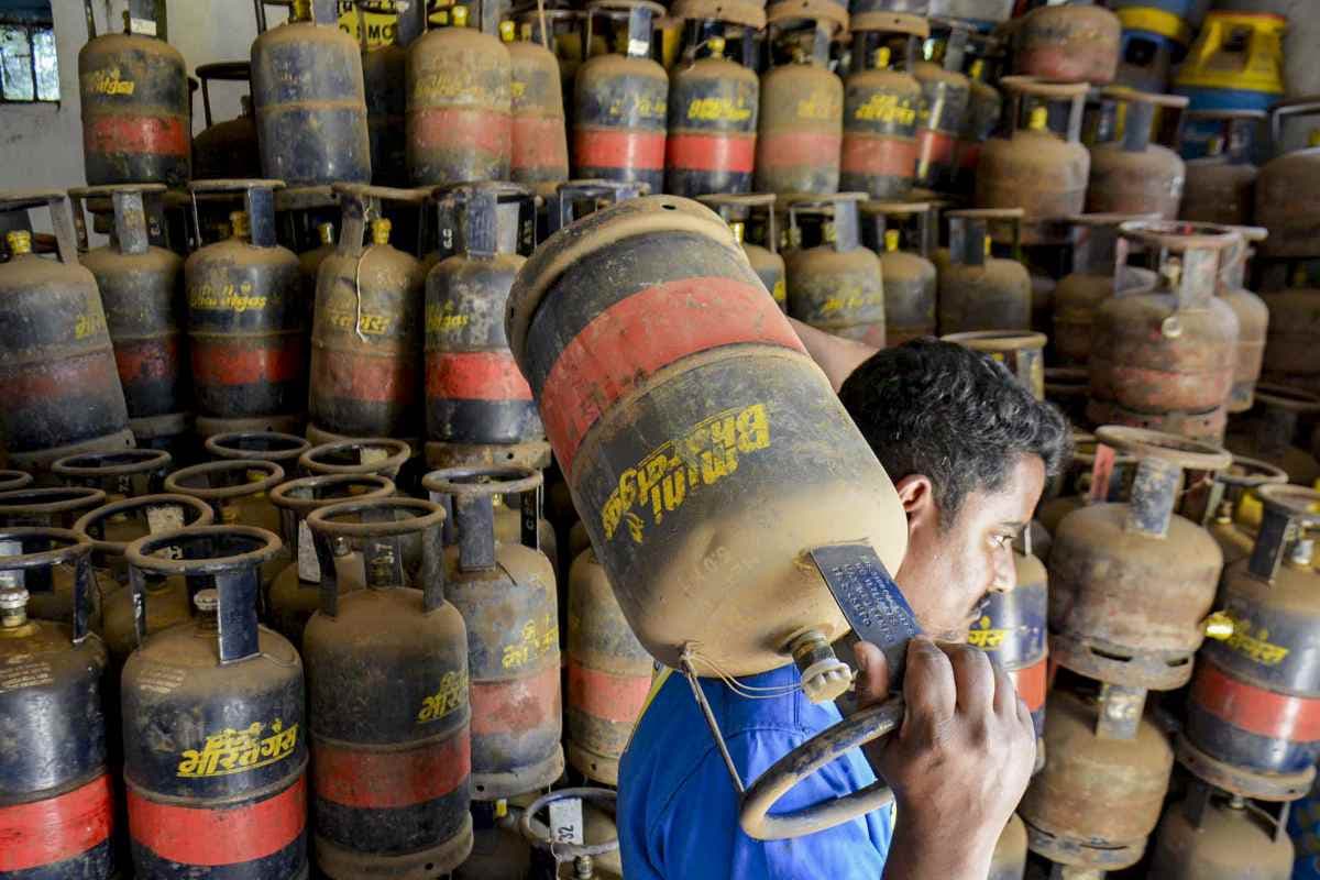 LPG Price Hike : कमर्शियल LPG सिलेंडर के दाम 993 रुपये बढ़े, जानें घरेलू गैस सिलेंडर का हाल