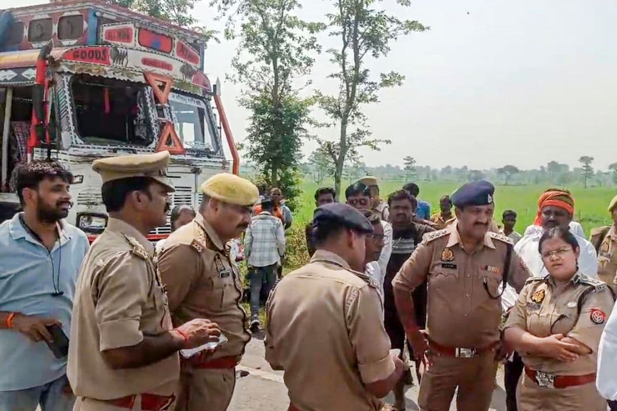 लखीमपुर खीरी में वैन और ट्रक के बीच भीषण टक्कर, 10 की मौत, पीएम और सीएम योगी ने मुआवजे की घोषणा की