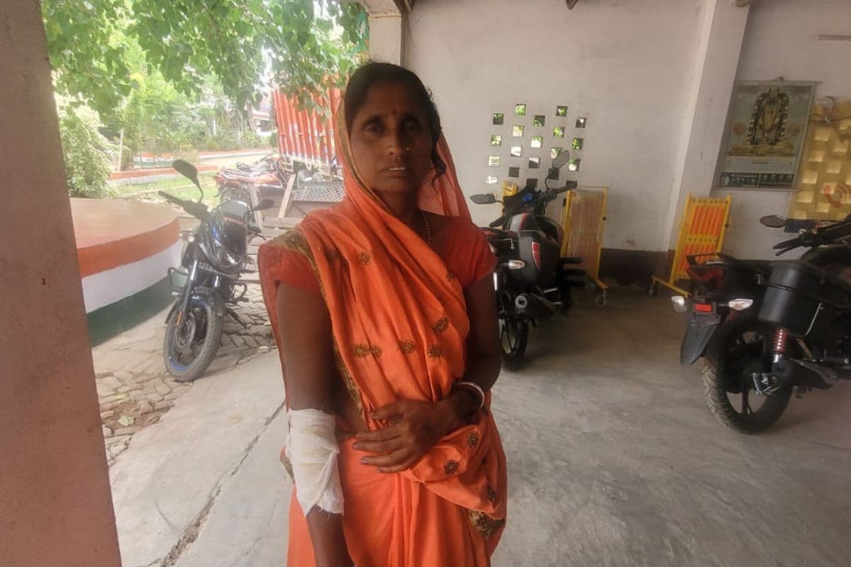 जमुई में बालू डंपिंग से उड़ती धूल बनी आफत, सड़क पर गिरकर घायल हो रहे बाइक सवार