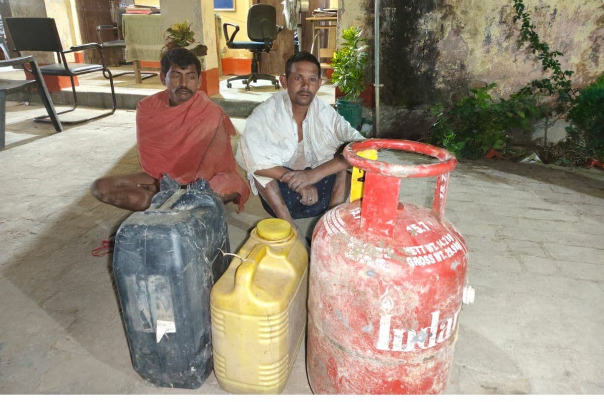 लखीसराय में गंगा कछार में आधी रात पुलिस छापेमारी, 45 लीटर देसी शराब के साथ दो तस्कर गिरफ्तार