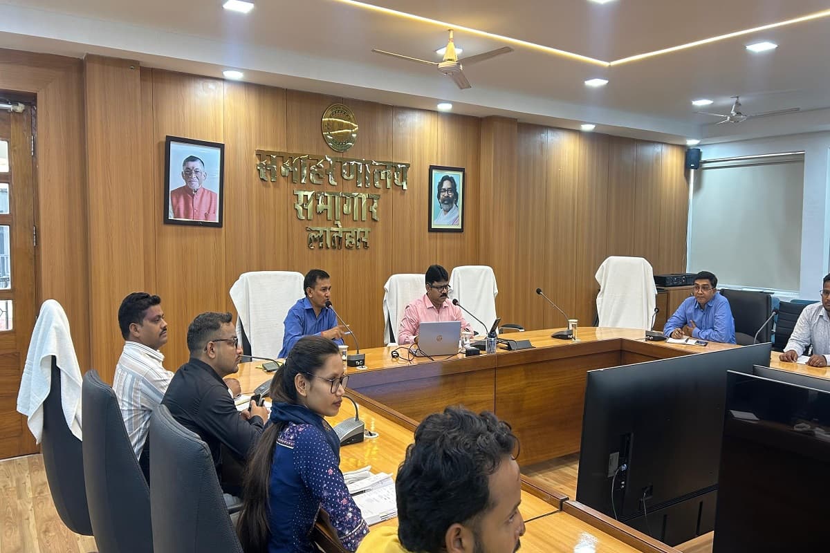 लातेहार में गैस और राशन वितरण में गड़बड़ी पर होगी सख्त कार्रवाई, डीसी ने की समीक्षा