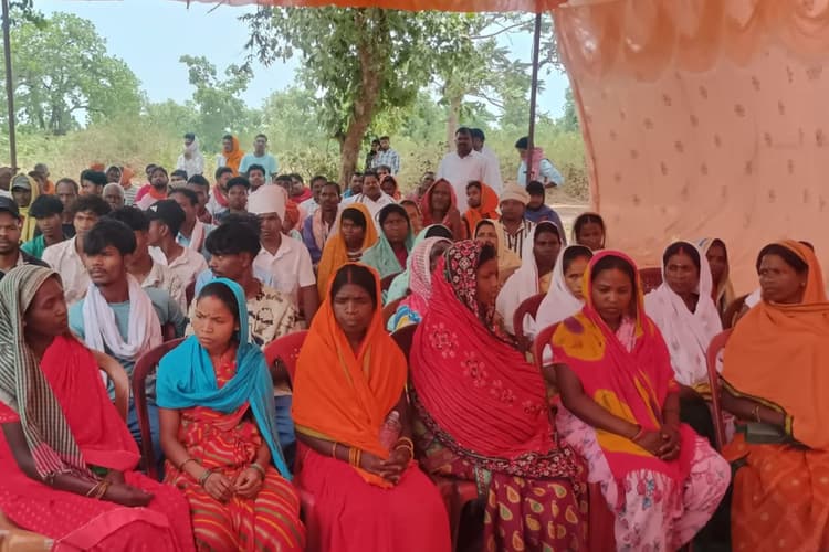 लातेहार में भारी बवाल: हिंडालको और DVC साइडिंग के खिलाफ उतरे विधायक प्रकाश राम