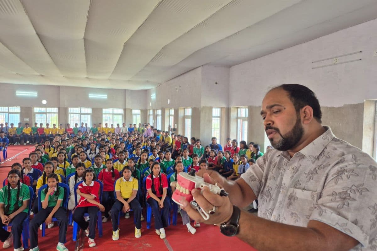 लखीसराय में स्काई विजन पब्लिक स्कूल में बच्चों को स्वस्थ दांतों का दिया गया मंत्र