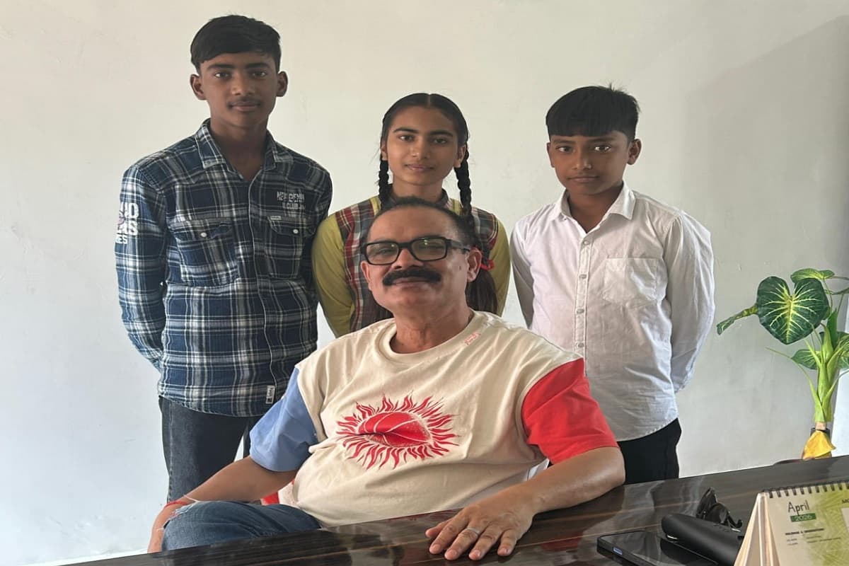 अविराम स्कूल ऑफ एक्सीलेंसी टिको कुड़ू ने पेश की मानवता की मिसाल, चार बच्चों को लिया गोद