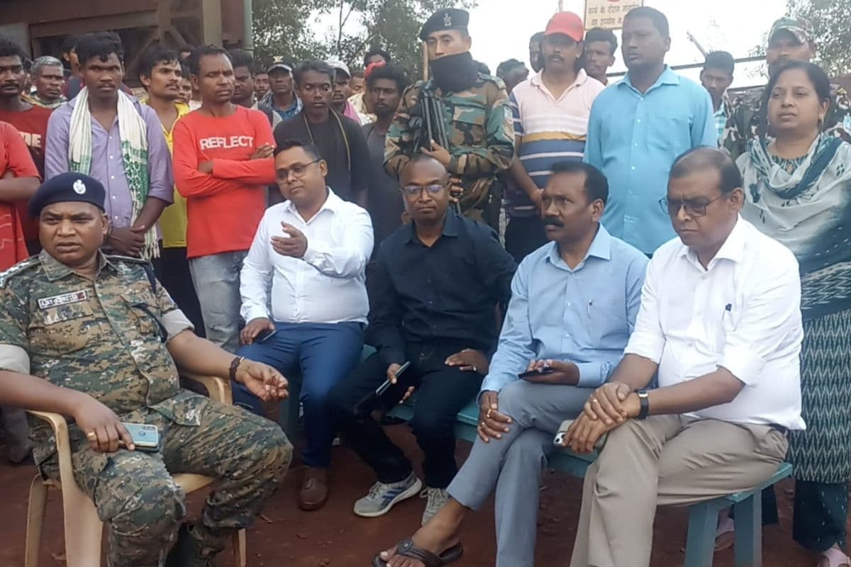 Chaibasa: गुवा सेल माइंस आंदोलन खत्म, मधु कोड़ा की पहल पर बनी सहमति