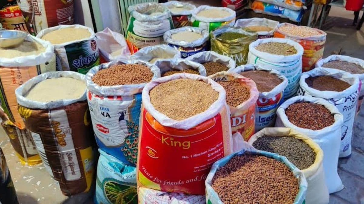 किशनगंज मंडी में मक्का में गिरावट से किसान चिंतित, चावल और दलहन में मिला मिला असर