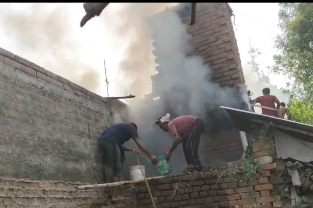 मुंगेर में खाना बनाते समय घर में लगी भीषण आग, अनाज से लेकर बकरी तक झुलसी