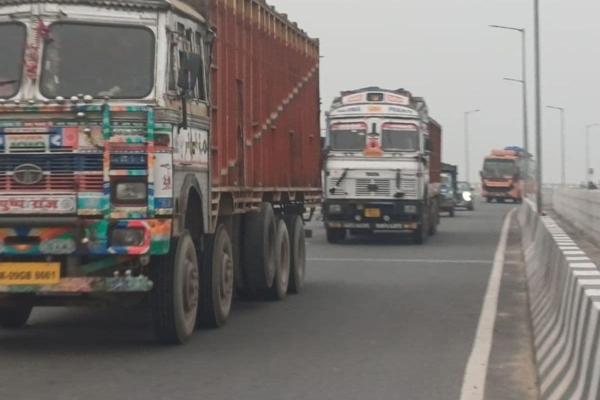 मुंगेर में भारी ट्रकों के दबाव से बढ़ी चिंता, क्या खतरे की ओर बढ़ रहा मुंगेर गंगा पुल?