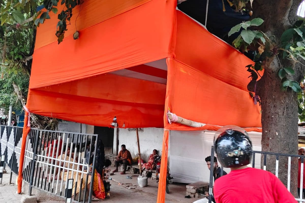 मुंगेर में सिर्फ दिखावा? बिना पानी और बैठने की व्यवस्था के खड़े कर दिए गए पंडाल