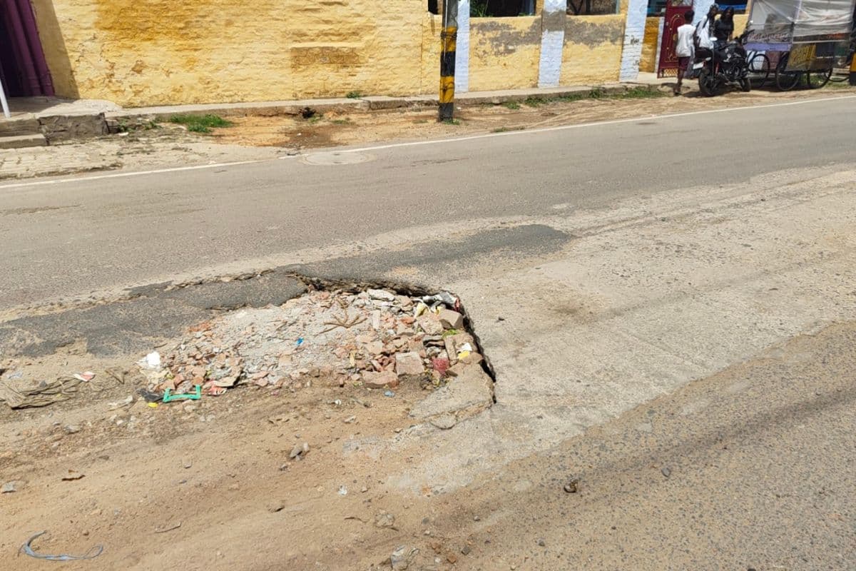 मुंगेर में सडके बनी गड्ढों का जाल, छात्राओं और राहगीरों की बढ़ी मुश्किलें