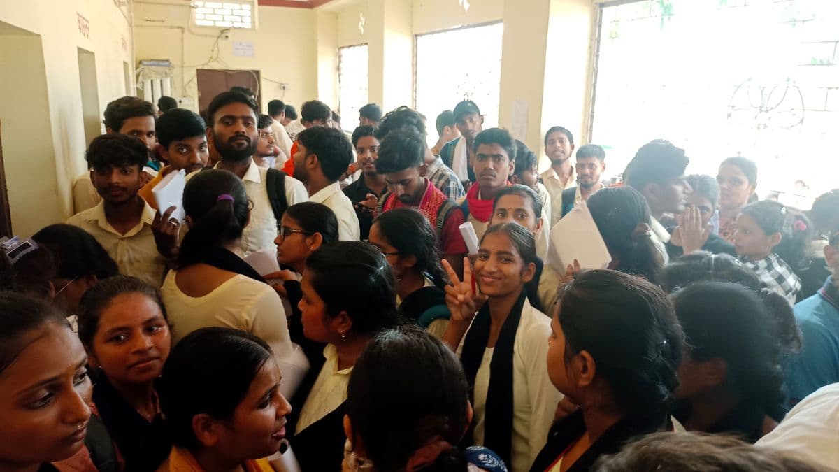 मुंगेर में पोर्टल ठप होने से परीक्षा फॉर्म भरने में हंगामा, छात्रों ने मांगा डेट बढ़ाने का फैसला
