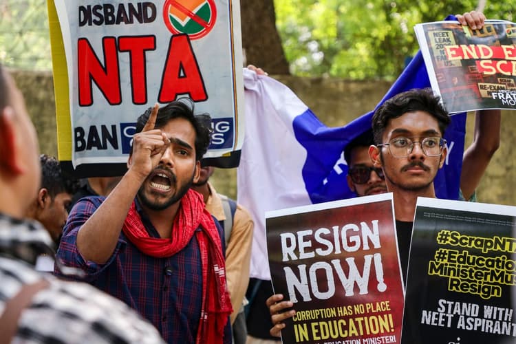 नीट पेपर लीक मामले में सीबीआई की ताबड़तोड़ कार्रवाई, 14 दिनों की रिमांड पर 'मास्टरमाइंड'