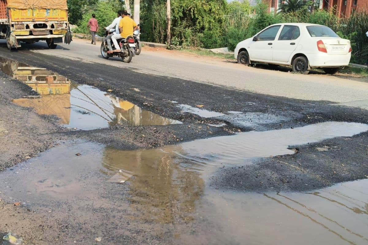 शेखपुरा एनएच 333 ए पर गड्ढा दे रहा हादसे को निमंत्रण, विभाग बेखबर