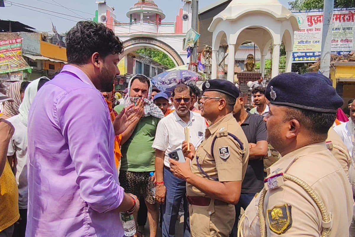 बीटेक छात्र की संदिग्ध मौत पर भारी बवाल: शव को सड़क पर रख प्रजातंत्र चौक किया जाम