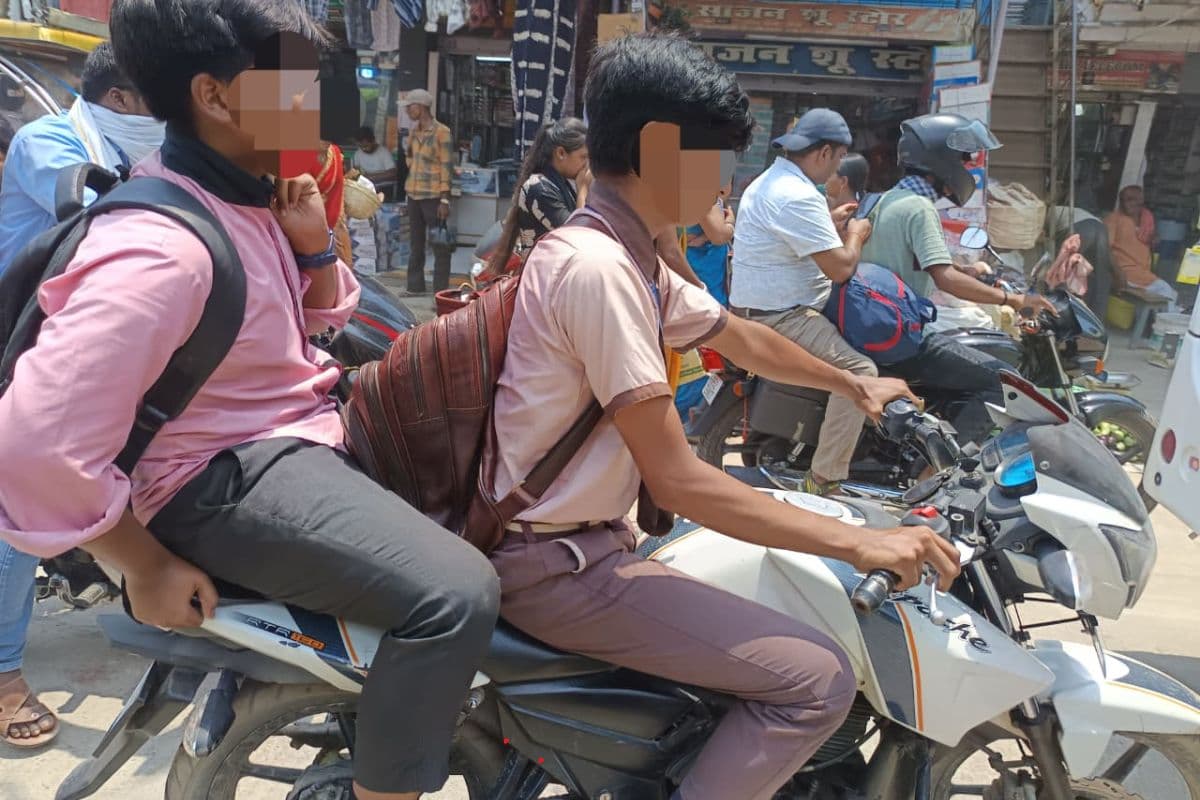 Nawada News: रोह बाजार में मौत का सफर, नाबालिगों के हाथों में बाइक और ई-रिक्शा की कमान