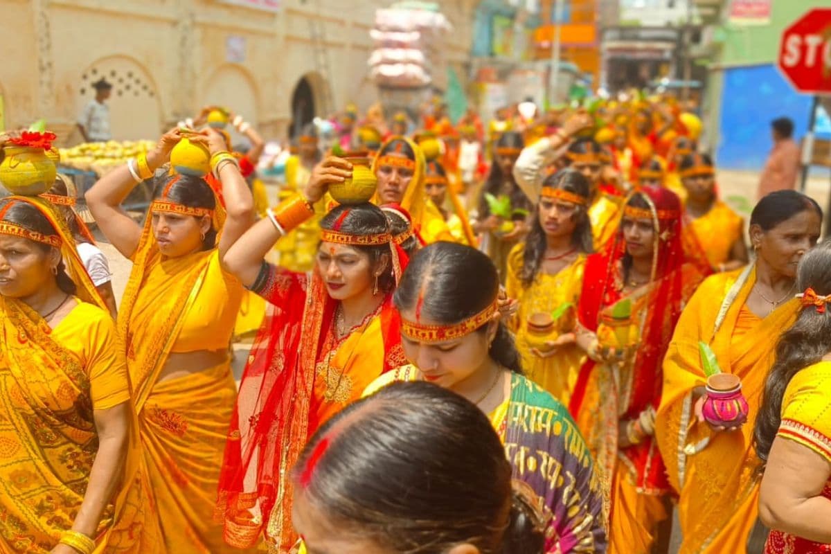 भक्ति और उत्साह से सराबोर हुआ रजौली: गायत्री महायज्ञ के लिए निकली भव्य कलश शोभायात्रा