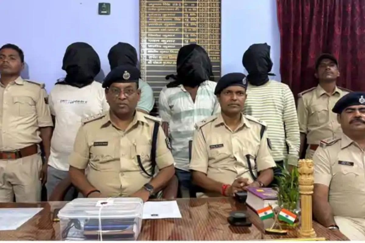 वारिसलीगंज: पुलिस की बड़ी कार्रवाई, बगीचे में बैठकर ठगी कर रहे 11 साइबर अपराधी गिरफ्तार