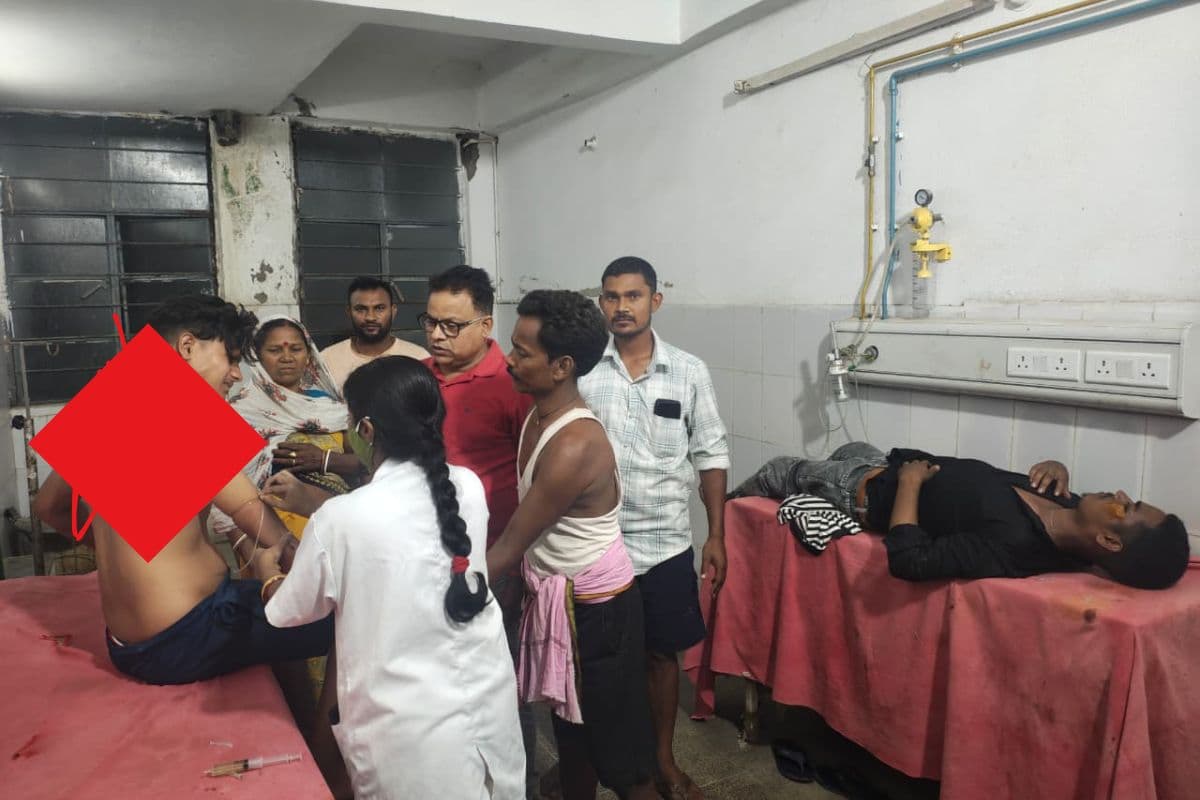 Nawada News: बारिश के बाद सड़क पर बढ़ी फिसलन, बाइक सवार दो युवक गिरकर जख्मी