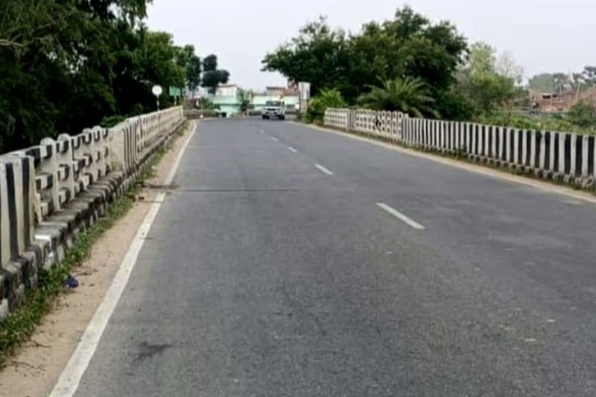 Nawada News : नवादा-देवघर मार्ग पर संकट : 60 साल पुराना पुल पूरी तरह जर्जर, भारी वाहनों की एंट्री पर रोक